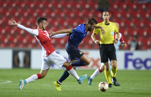 Jakub Hromada ze Slavie v souboji s Tino-Svenem Sušičem Jakub Hromada ze Slavie v souboji s Tino-Svenem Sušičem