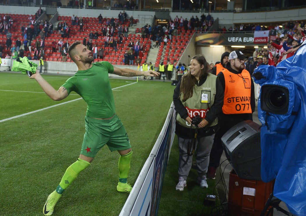 Přemysl Kovář po zápase hodil dres fanouškům