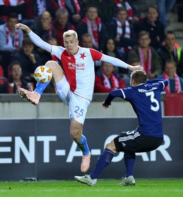 Michal Frydrych se snaží zpracovat těžký míč Michal Frydrych se snaží zpracovat těžký míč