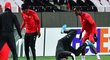 Trenér Slavie Jindřich Trpišovský dělá kotoul během baga na tréninku před zápasem s  Nice