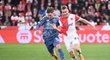Ondřej Zmrzlý ze Slavie a Mika Godts z Ajaxu v utkání Evropské ligy Ondřej Zmrzlý ze Slavie a Mika Godts z Ajaxu v utkání Evropské ligy