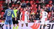 Tomáš Holeš ze Slavie dostává žlutou kartu za zákrok v utkání Evropské ligy proti Ajaxu Tomáš Holeš ze Slavie dostává žlutou kartu za zákrok v utkání Evropské ligy proti Ajaxu