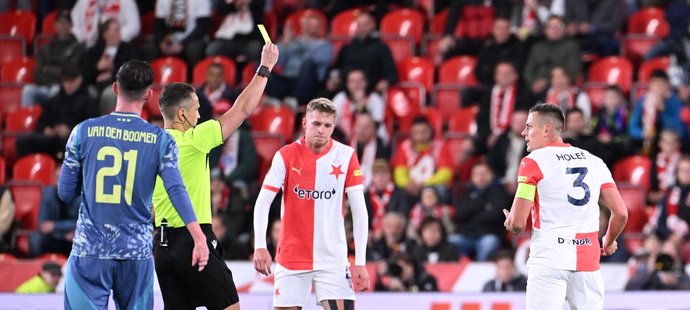 Tomáš Holeš ze Slavie dostává žlutou kartu za zákrok v utkání Evropské ligy proti Ajaxu