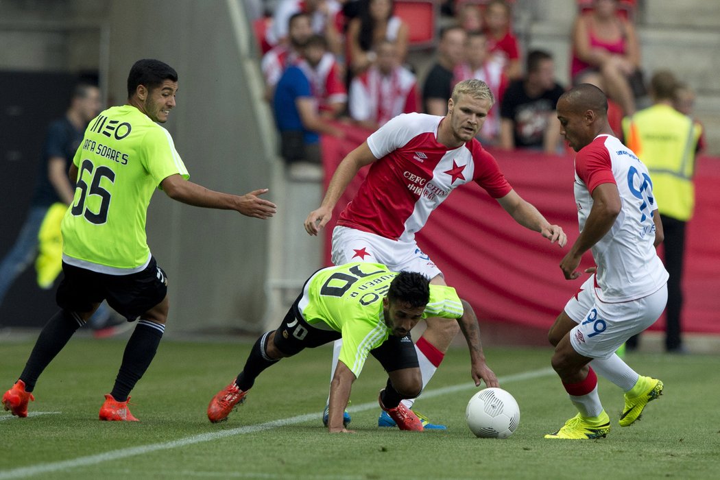 Zleva Rafa z týmu Rio Ave, Rafa z týmu Rio Ave, Jan Mikula ze Slavie, Gino van Kessel ze Slavie