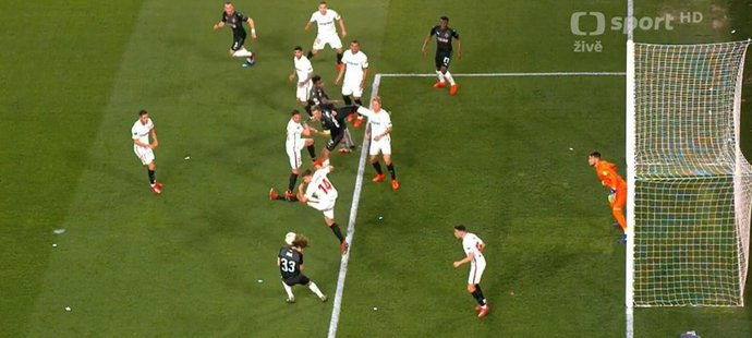 Alex Král dosáhl gólu proti Valencii hodně netradičním způsobem