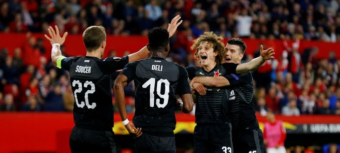 Slávista Alex Král (33) se raduje se svými spoluhráči z gólu, který vstřelil proti Seville