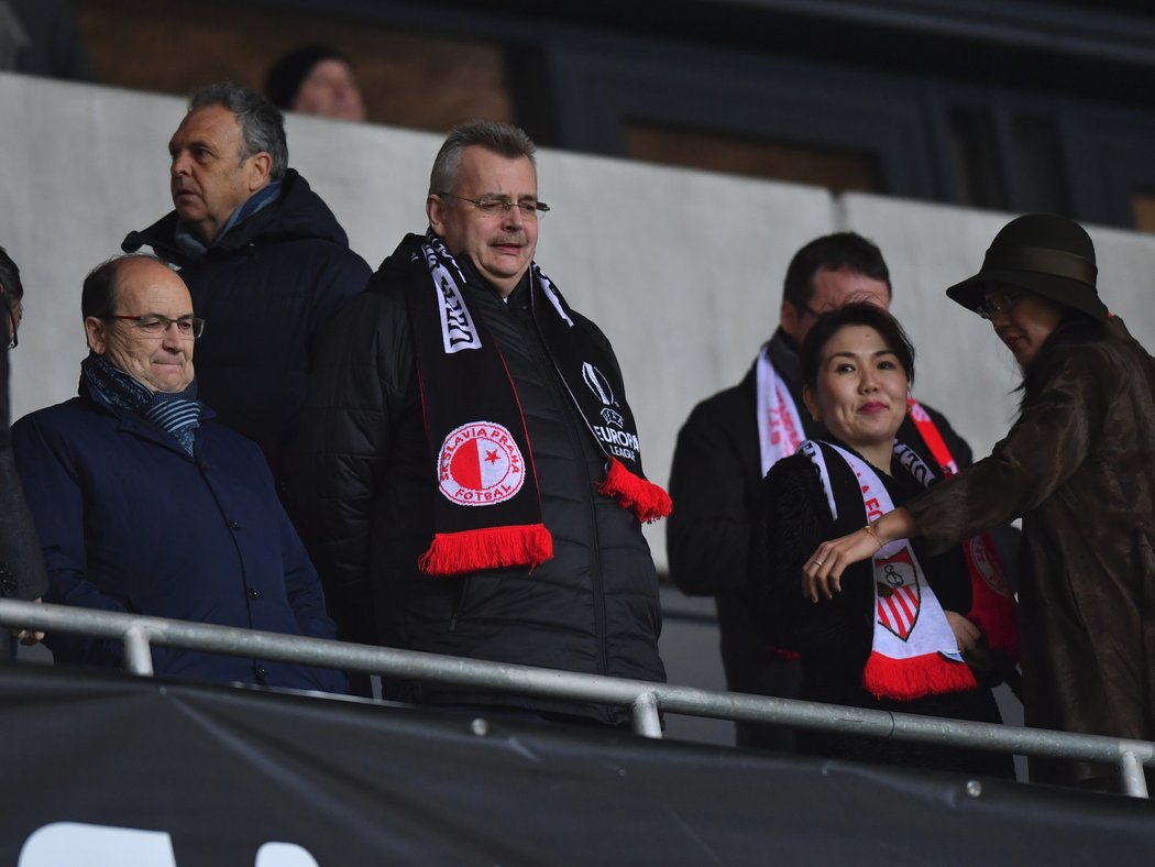 Předseda představenstva Slavie Jaroslav Tvrdík na tribuně při zápase se Sevillou