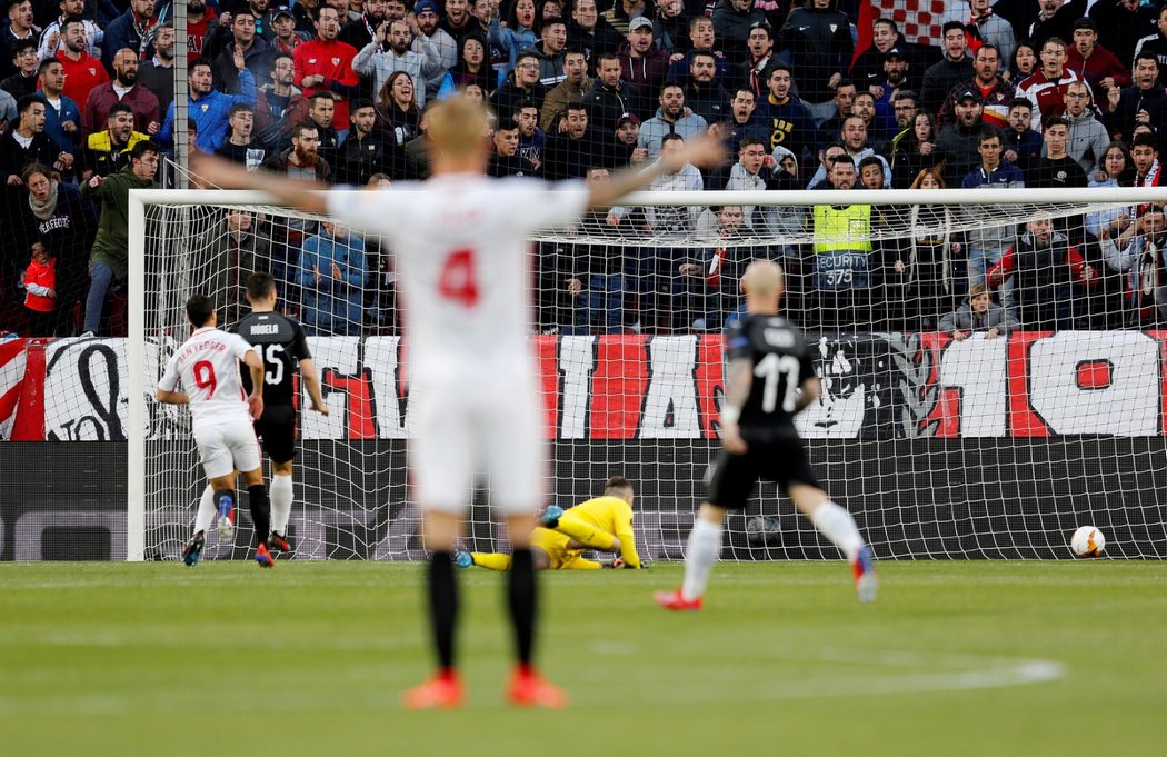 Wissam Ben Yedder dává po 25 sekundách gól proti pražské Slavii v osmifinále Evropské ligy