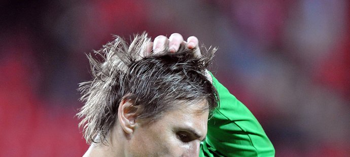 Martin Vaniak se drbe na hlavě po ostudném druhém poločase Slavie proti Lille