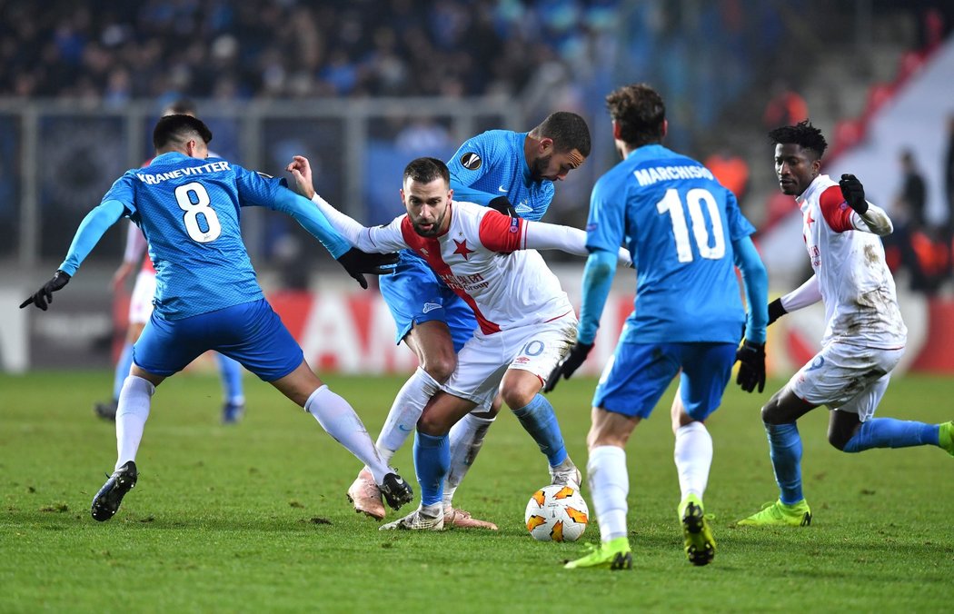 Záložník domácí Slavie Josef Hušbauer v obležení hráčů Zenitu Petrohrad