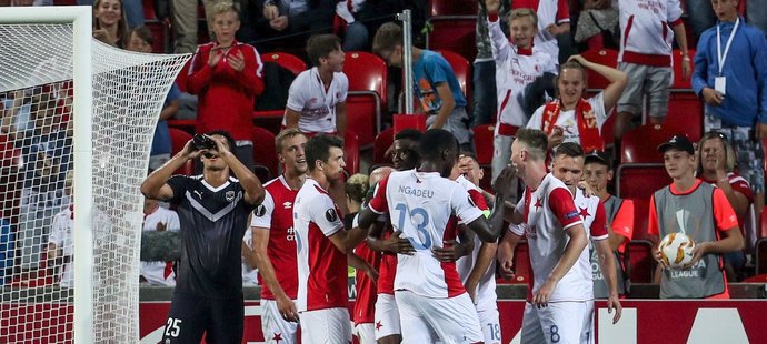 Fotbalisté Slavie slaví vstřelený gól proti Bordeaux