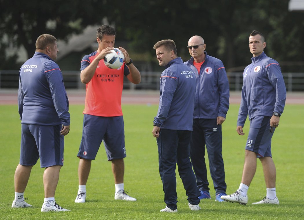 Realizační tým Slavie na hřišti Tallinnu