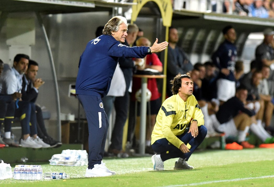 Trenér Fenerbahce Jorge Jesus během odvety proti Slovácku