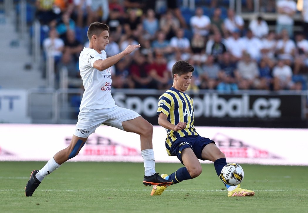 Zleva Vladislav Ljovin ze Slovácka a Arda Güler z Fenerbahce