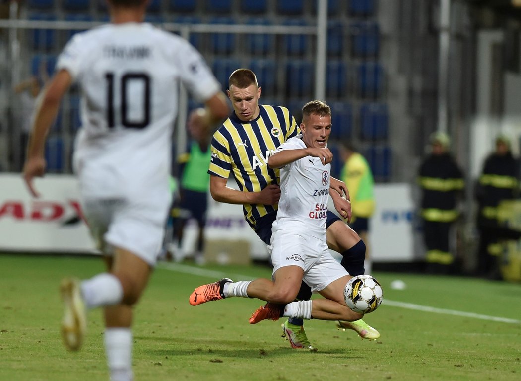 Zleva Attila Szalai z Fenerbahce a Ondřej Šašinka ze Slovácka