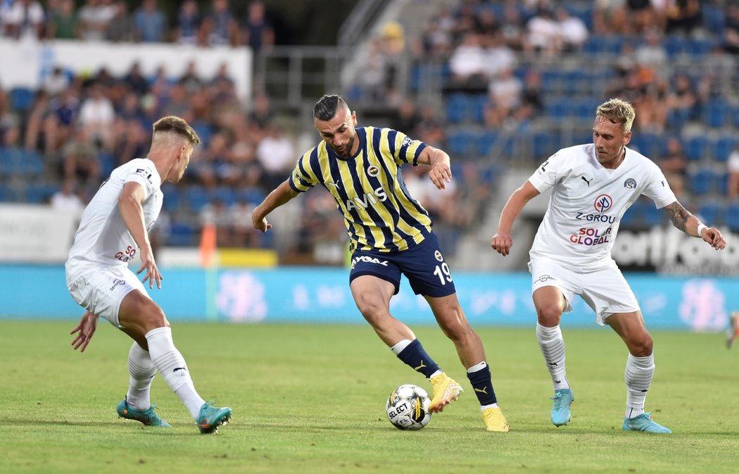 Zleva Michal Tomič ze Slovácka, Serdar Dursun z Fenerbahce a Patrik Šimko ze Slovácka