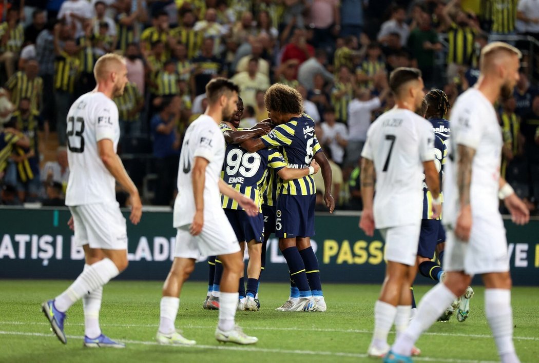 Hráči Fenerbahce slaví branku v zápase proti Slovácku