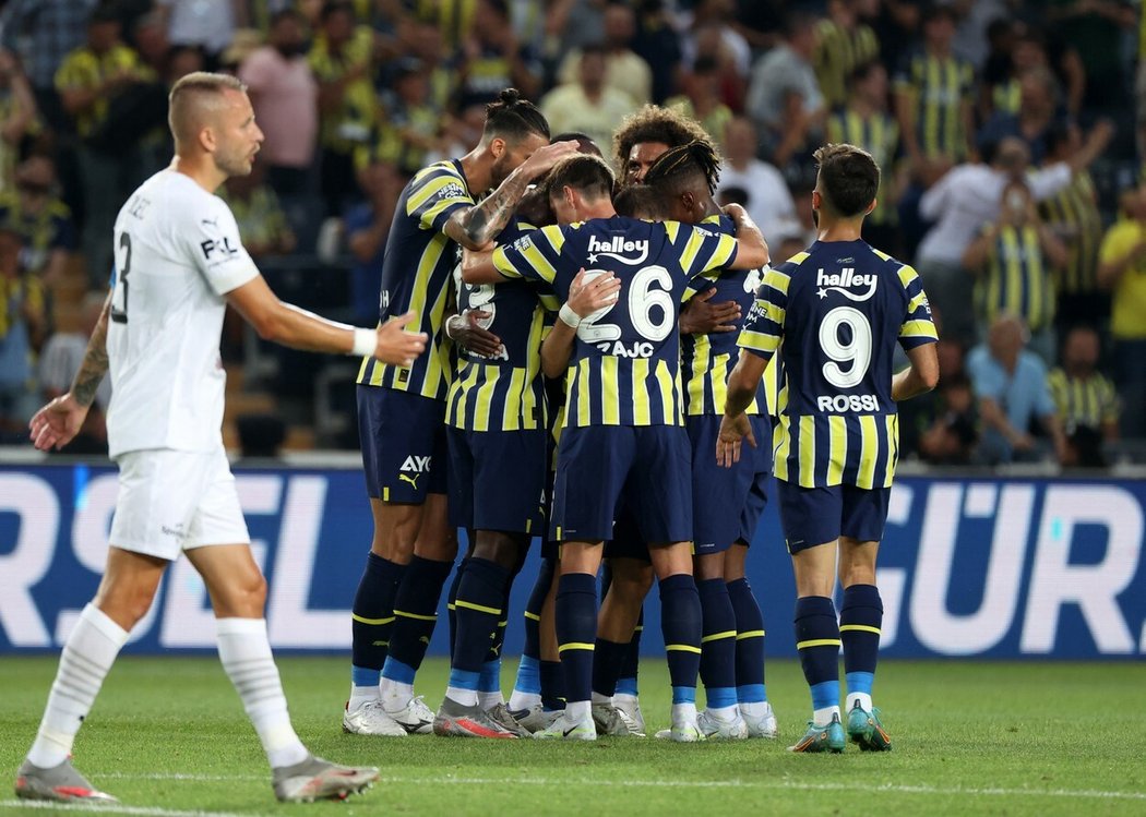 Hráči Fenerbahce slaví branku v zápase proti Slovácku