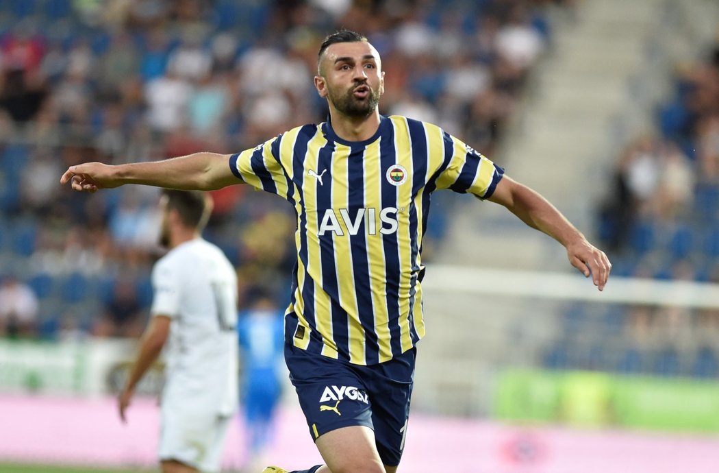 Serdar Dursun z Fenerbahce se raduje z gólu