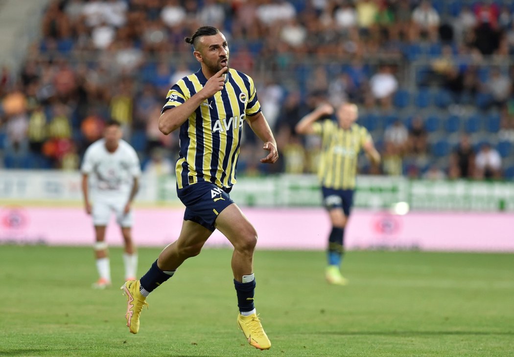 Serdar Dursun z Fenerbahce se raduje z gólu