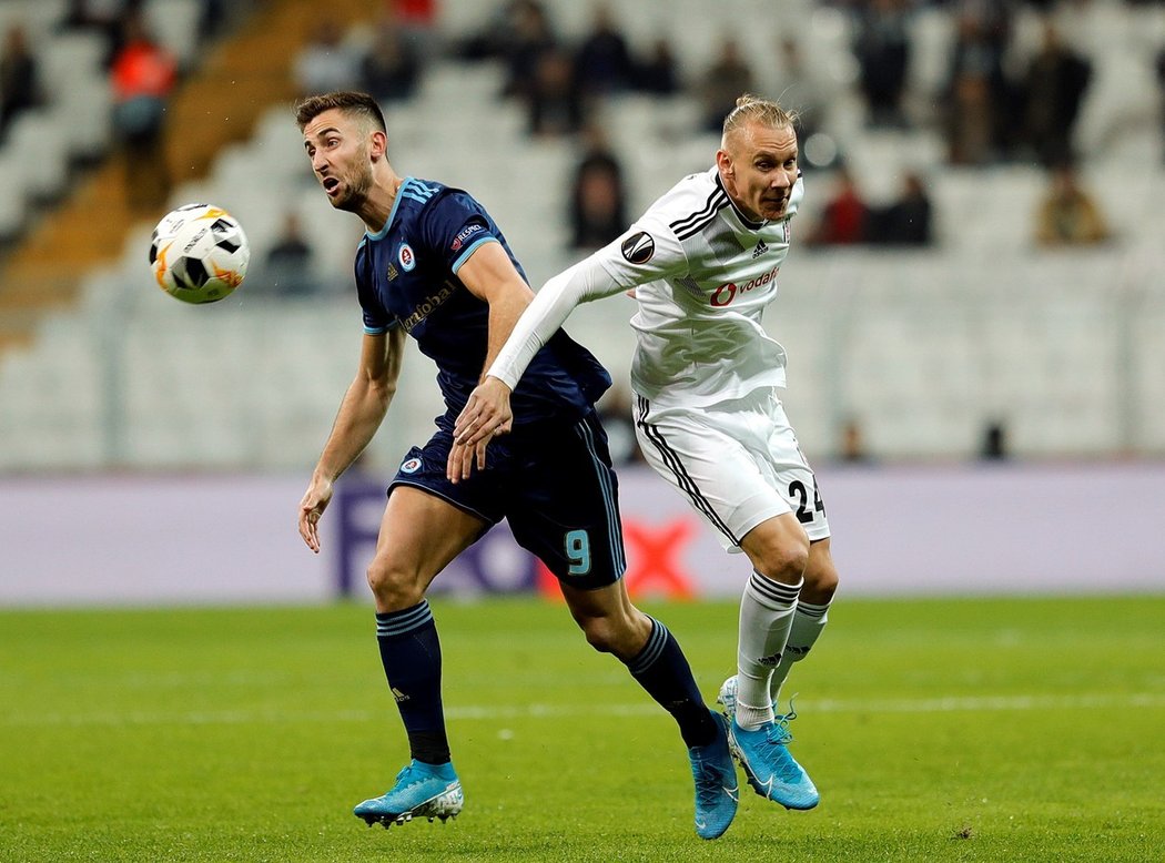 Andraž Šporar ze Slovanu Bratislava v souboji s Domagojem Vidou z Besiktase