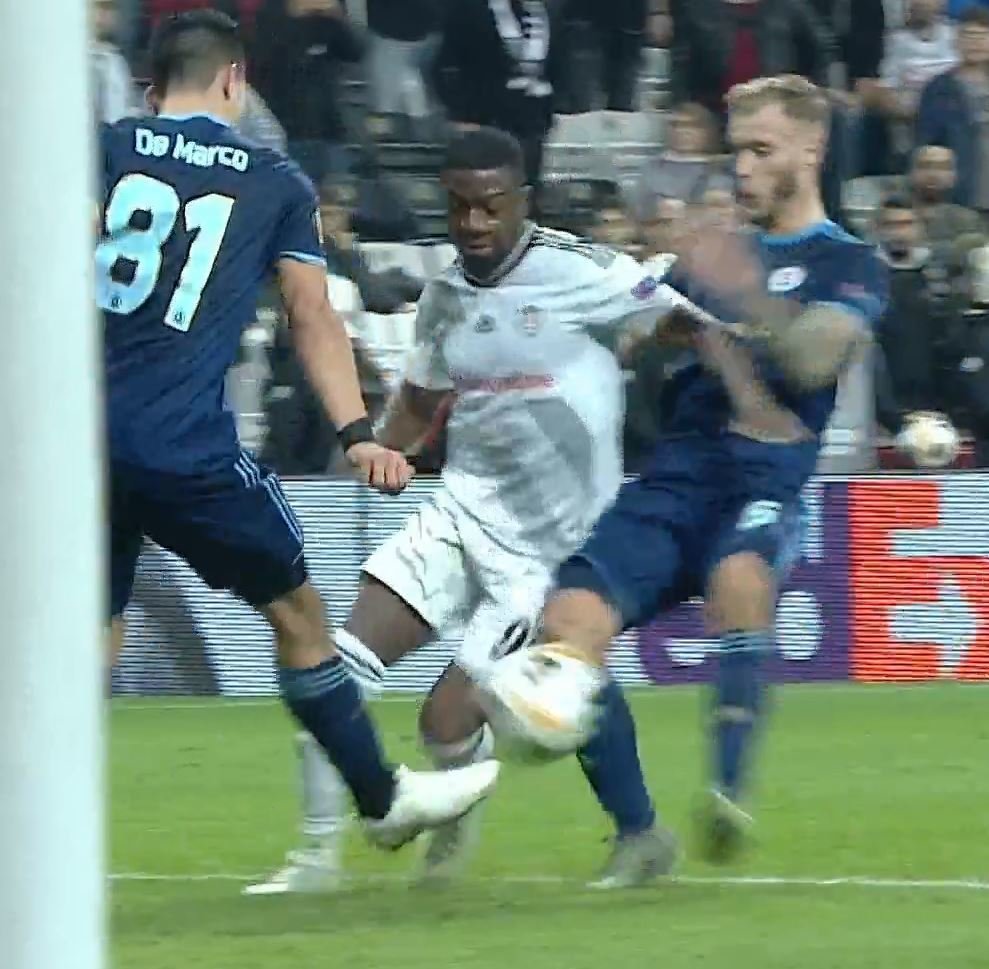 Průnik Abdoulaye Diabyho mezi hráči Slovanu Bratislava skončil penaltou pro Besiktas