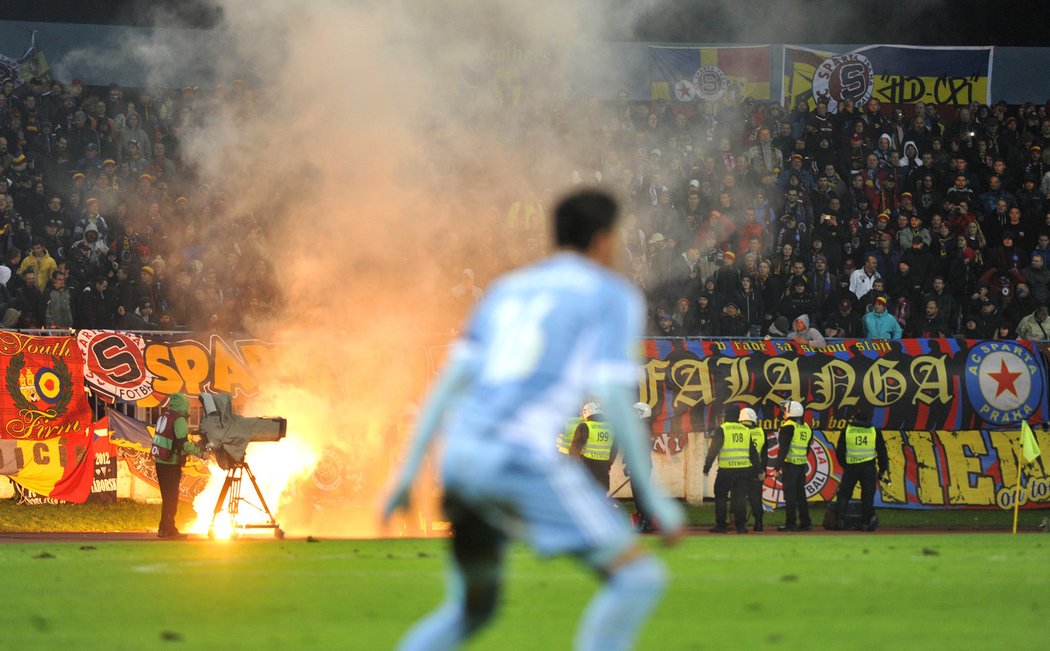 Problémy se sparťanskými fanoušky na Slovanu začaly házením světlic na plochu