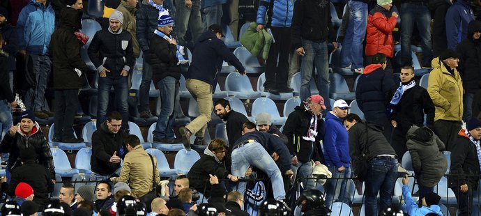 Zásahová policie zahání fanoušky zpět na tribunu, kde zuřily rvačky mezi rowdies obou klubů