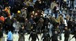 Zásahová jednotka zahání na tribunu obyčejné fanoušky Slovanu, kteří utíkali před potyčkami rowdies