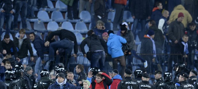 Obyčejní fanoušci prchali v obavách z tribuny, kde se odehrávaly potyčky rowdies Slovanu a Sparty, policejní těžkooděnci je hnali zpátky