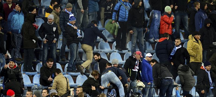 Zásahová policie zahání fanoušky zpět na tribunu, kde zuřily rvačky mezi rowdies obou klubů