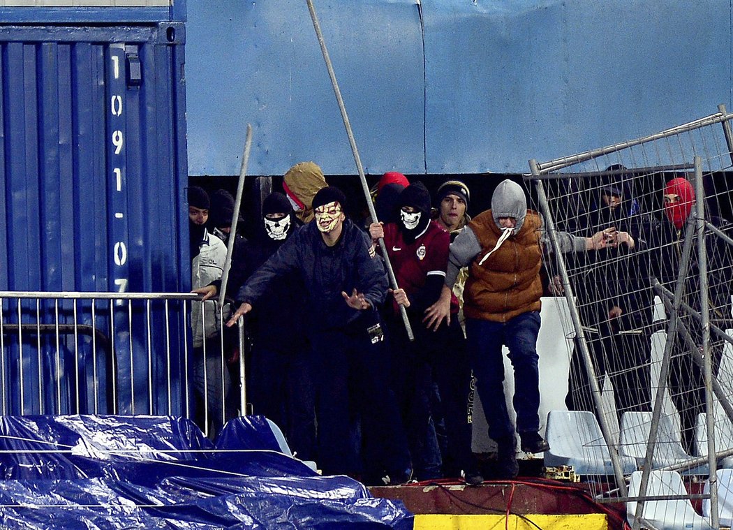 Sparťanští hooligans ozbrojení tyčemi vtrhli do sektoru fanoušků Slovanu