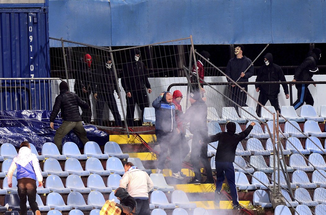 Start fanouškovských nepokojů na stadionu Slovanu v zápase se Spartou. Hostující fanoušci se probili ze svého sektoru