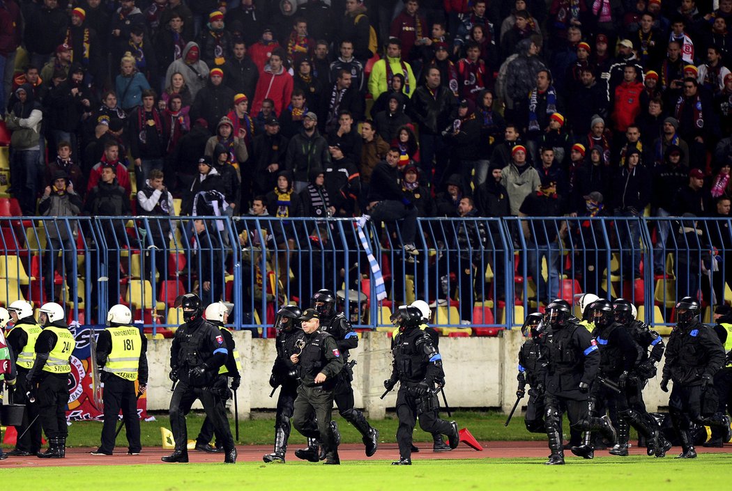 Zásah policistů na Slovanu proti sparťanům přišel pozdě...