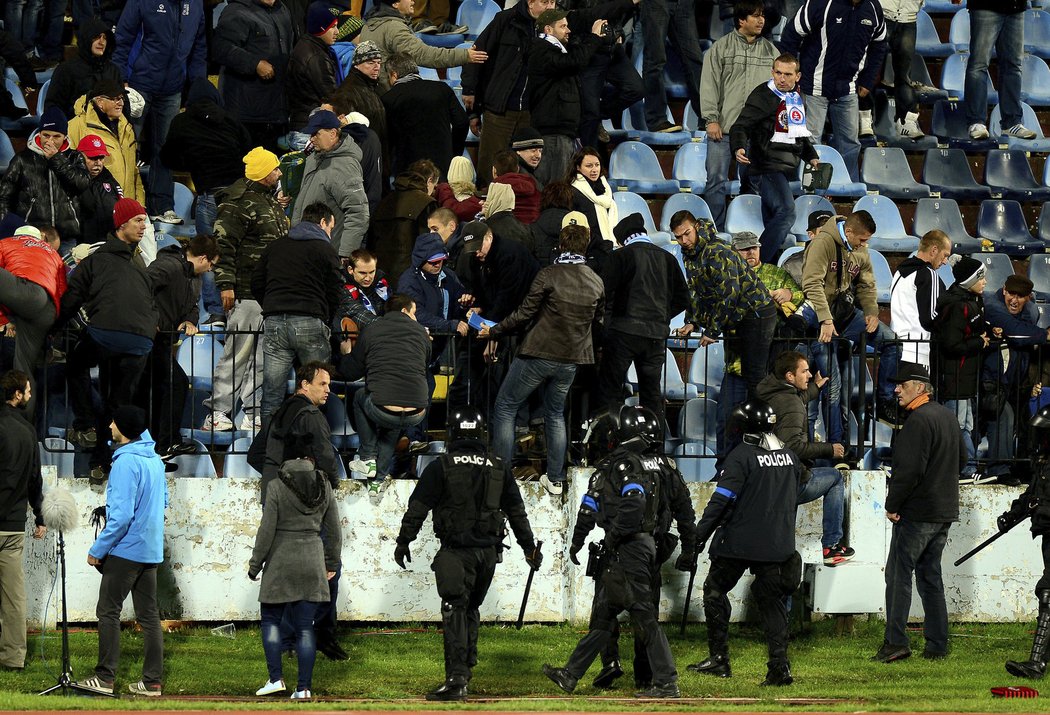 Zásahová jednotka zahání na tribunu obyčejné fanoušky Slovanu, kteří utíkali před potyčkami rowdies