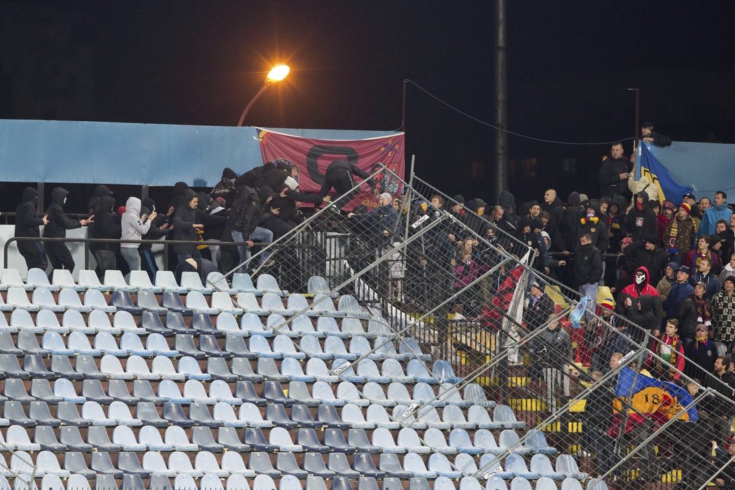 Hooligans Sparty se vrací do svého oploceného kotle, odkud zaútočili na fanoušky Slovanu