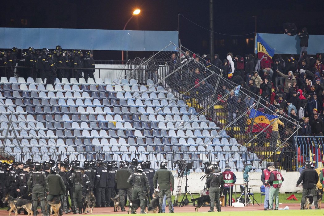 Fanoušci Sparty na Slovanu už zpět v kotli obklopení policií