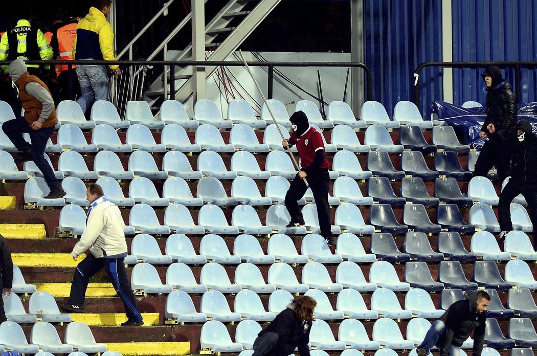 Sparťanští rowdies se vrhli do sektoru fanoušků Slovanu i s improvizovanými zbraněmi