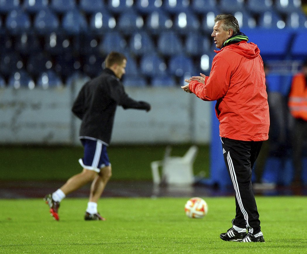 Jozef Chovanec pobízí své svěřence na předzápasovém tréninku