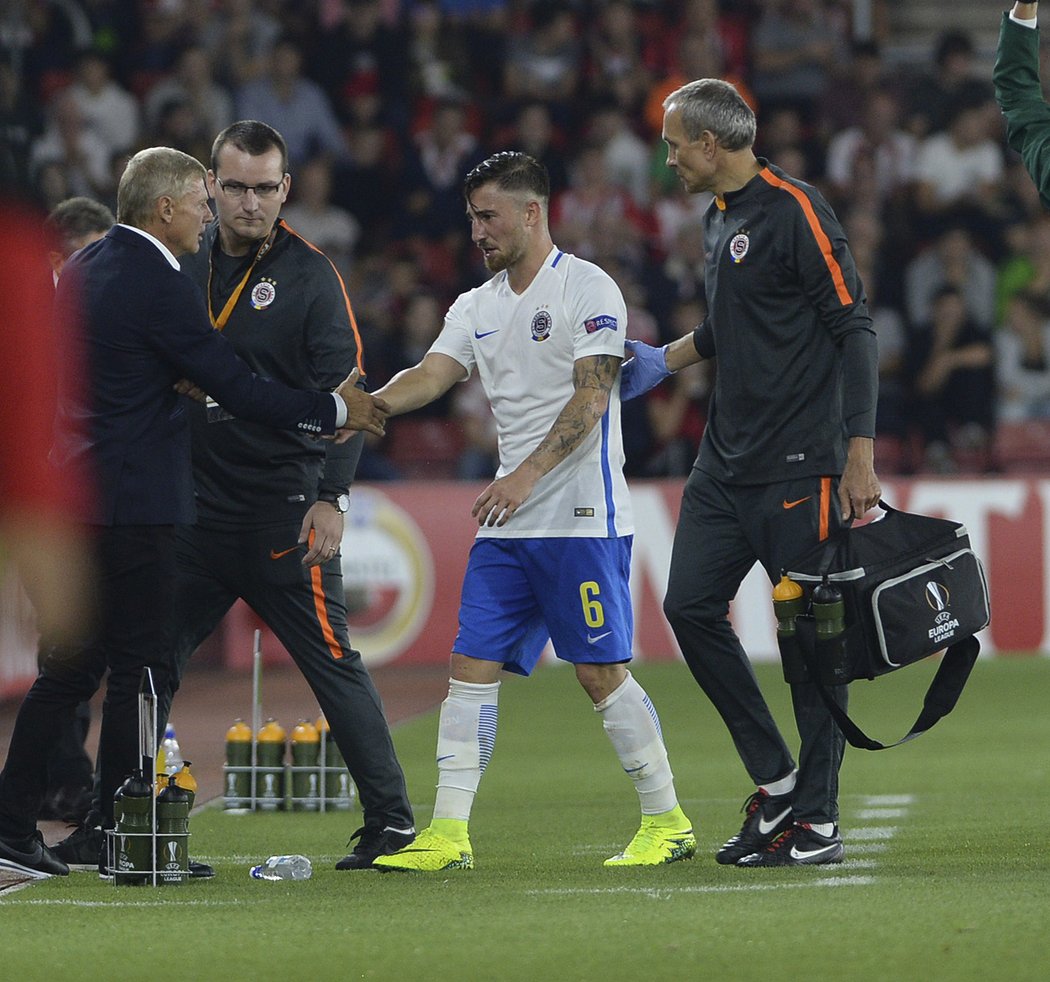 Zraněný sparťan Lukáš Vácha střídá v duelu Evropské ligy na Southamptonu