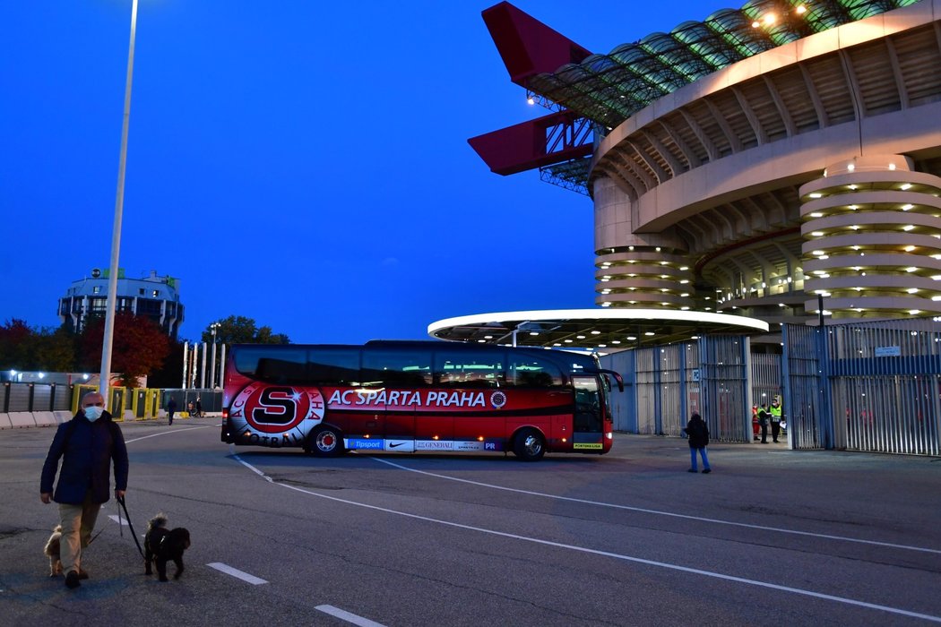 Fotbalisté Sparty přijíždějí klubovým autobusem na San Siro před soubojem s AC Milán