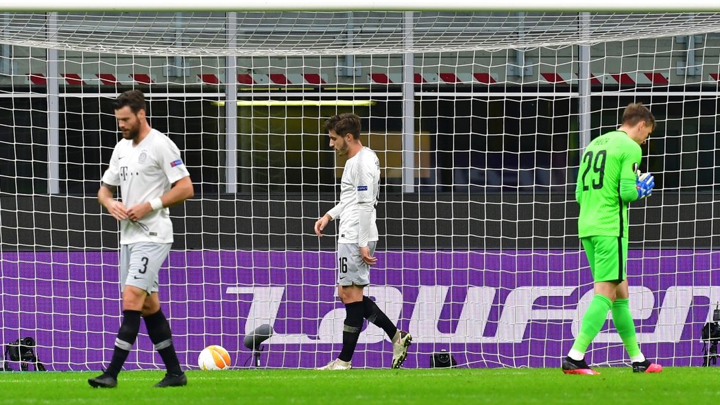 Fotbalisté branky po inkasované brance na AC Milán