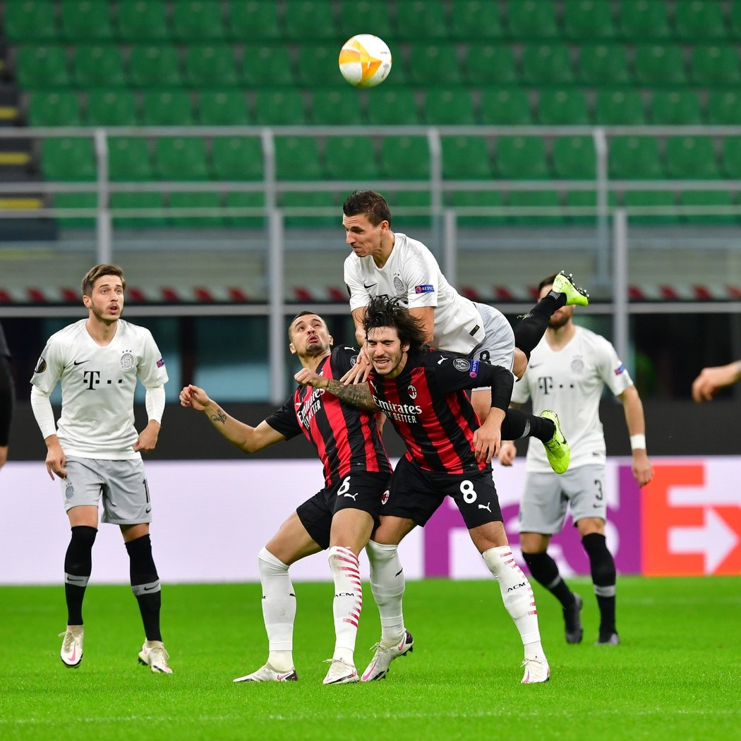 Sparťan David Pavelka v hlavičkovém souboji s dvojicí hráčů AC Milán