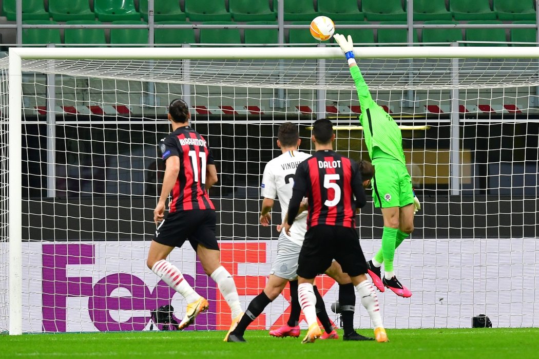 Gólman Sparty Milan Heča se natahuje po míči, který vyslal hlavou nad jeho branku Zlatan Ibrahimovic