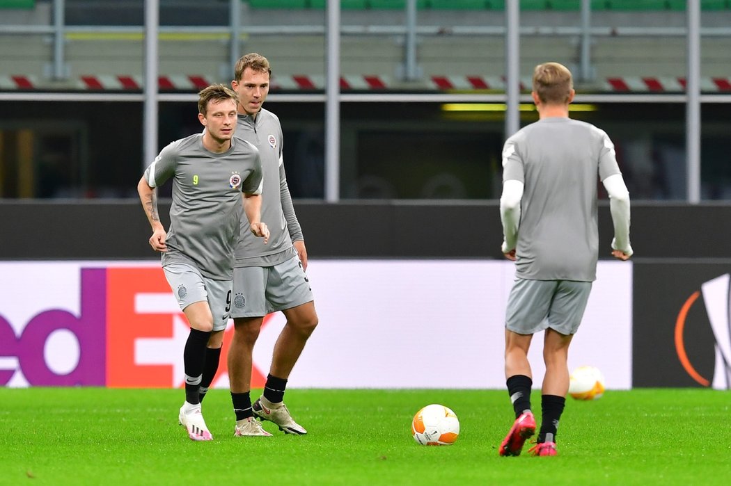Fotbalisté Sparty na rozcvičce před zápasem proti AC Milán v Evropské lize
