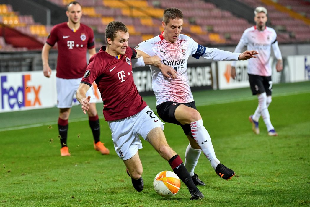 Sparťan Matěj Polidar (v rudém) v zápase proti AC Milán 