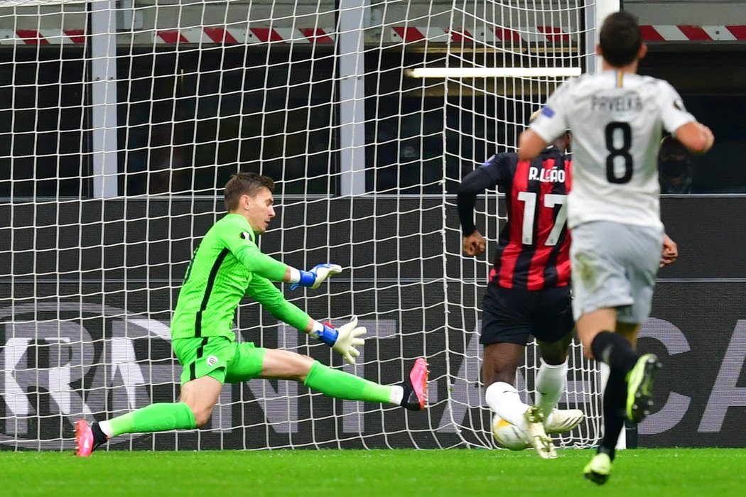 Rafael Leao (17) zvyšuje vedení AC Milán nad Spartou na 2:0