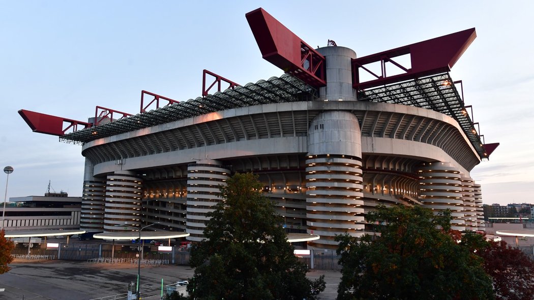 Slavný stadion San Siro hostí souboj Evropské ligy mezi AC Milán a Spartou