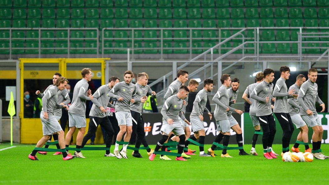 Fotbalisté Sparty na rozcvičce před zápasem proti AC Milán v Evropské lize