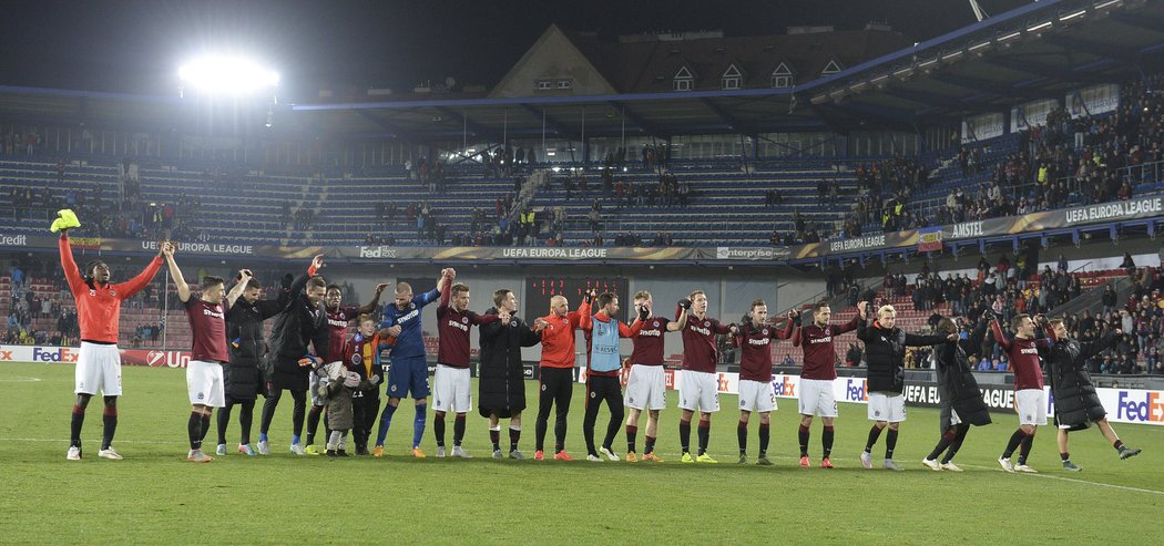 Fotbalisté Sparty děkují fanouškům po výhře nad Asterasem a postupu do play off Evropské ligy